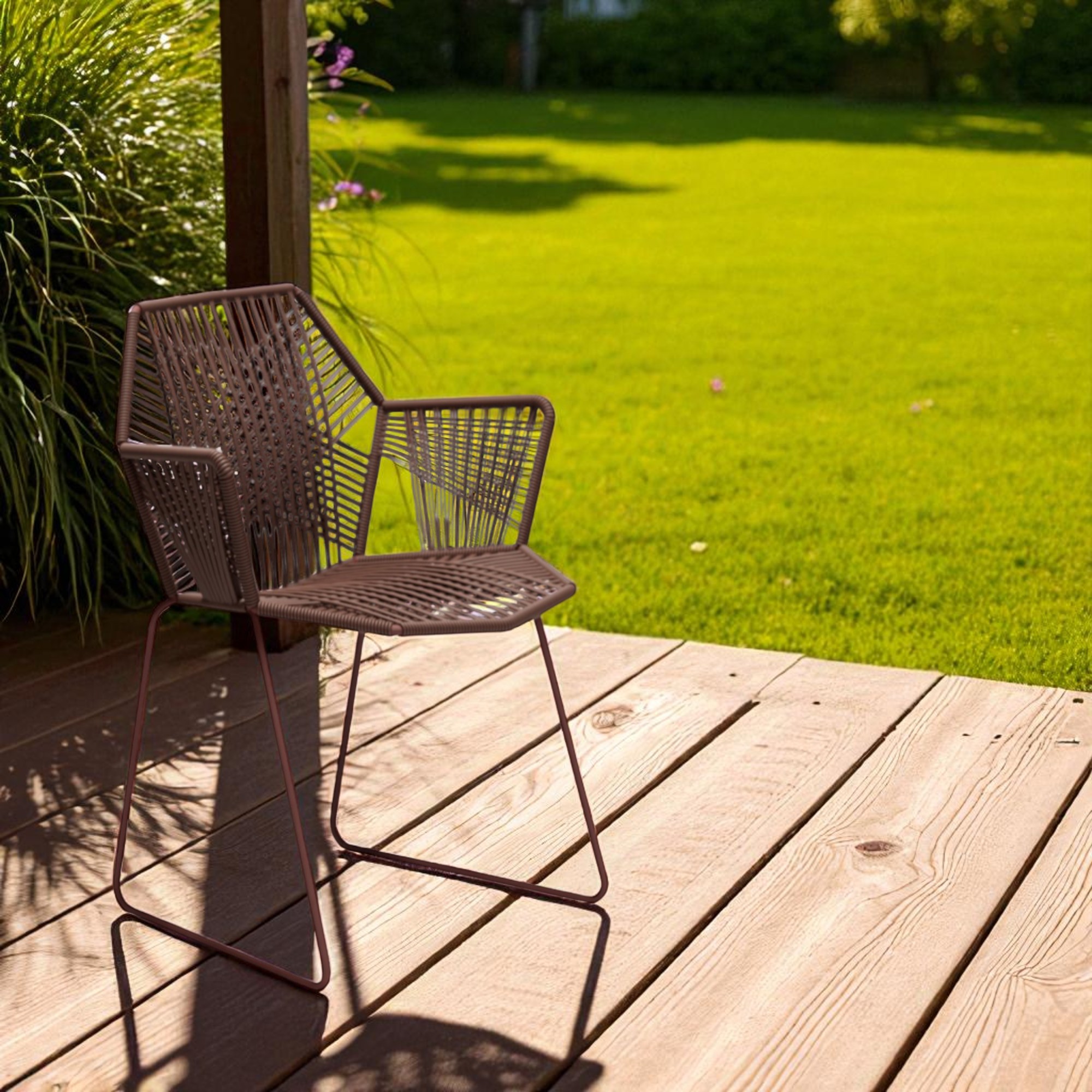 Tropicalia TR1 Armchair Outdoor Armlehnenstuhl von Moroso, brauner Gartenstuhl aus Kordel auf Holzterrasse.