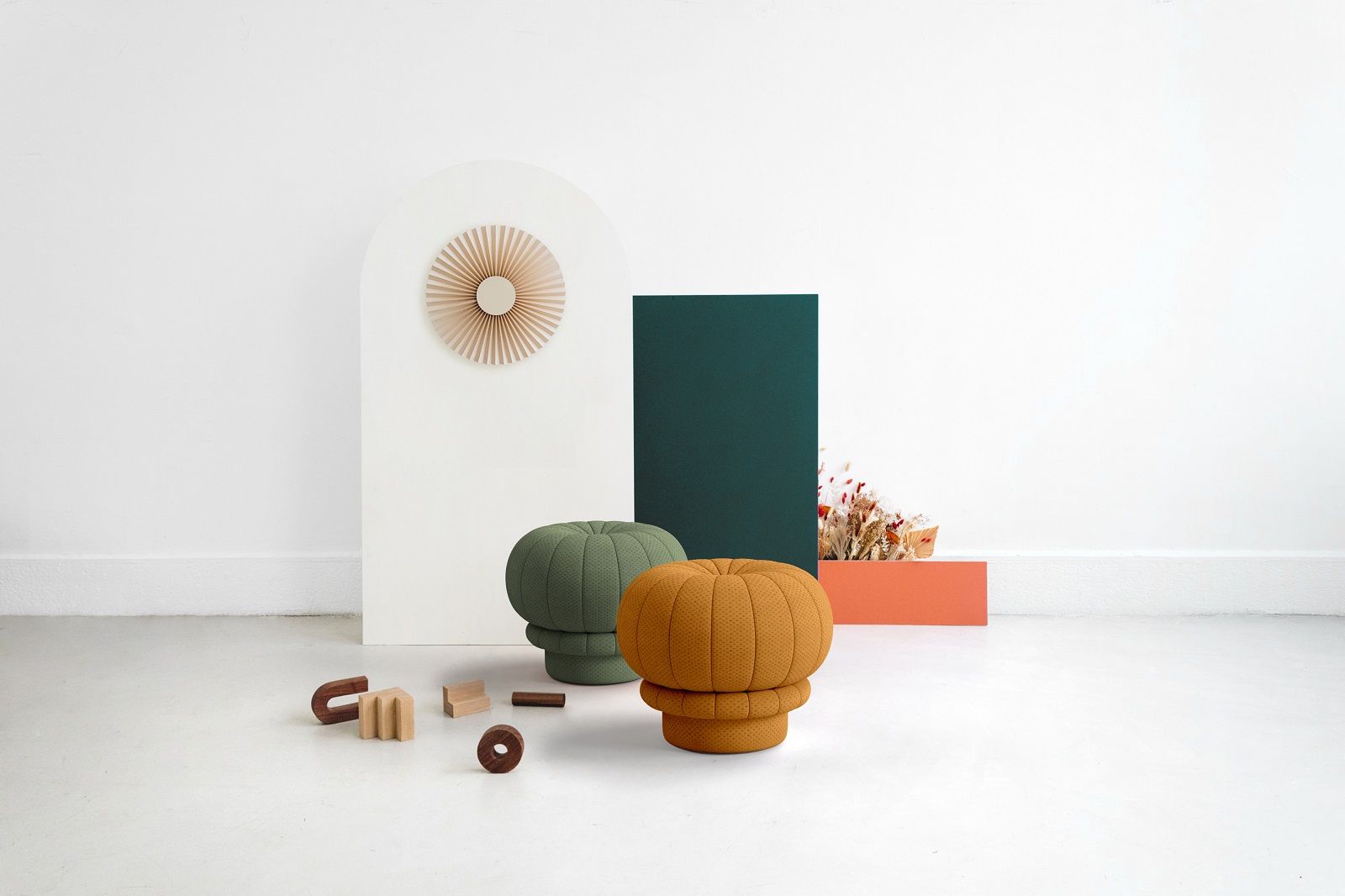 Zwei Claudie Pouf Hocker in Grün und Senfgelb, moderne Sitzmöbel für Wohnzimmer und Kinderzimmer.
