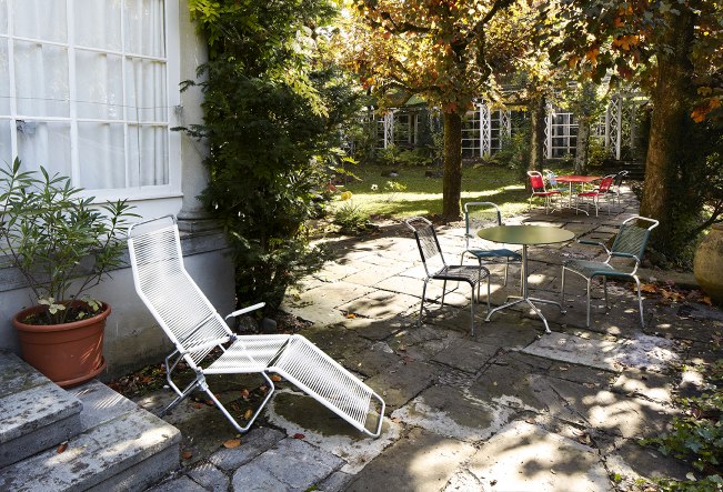 Weißer Altorfer Liegestuhl Embru im Garten, Outdoor-Möbel für entspannte Stunden im Freien.