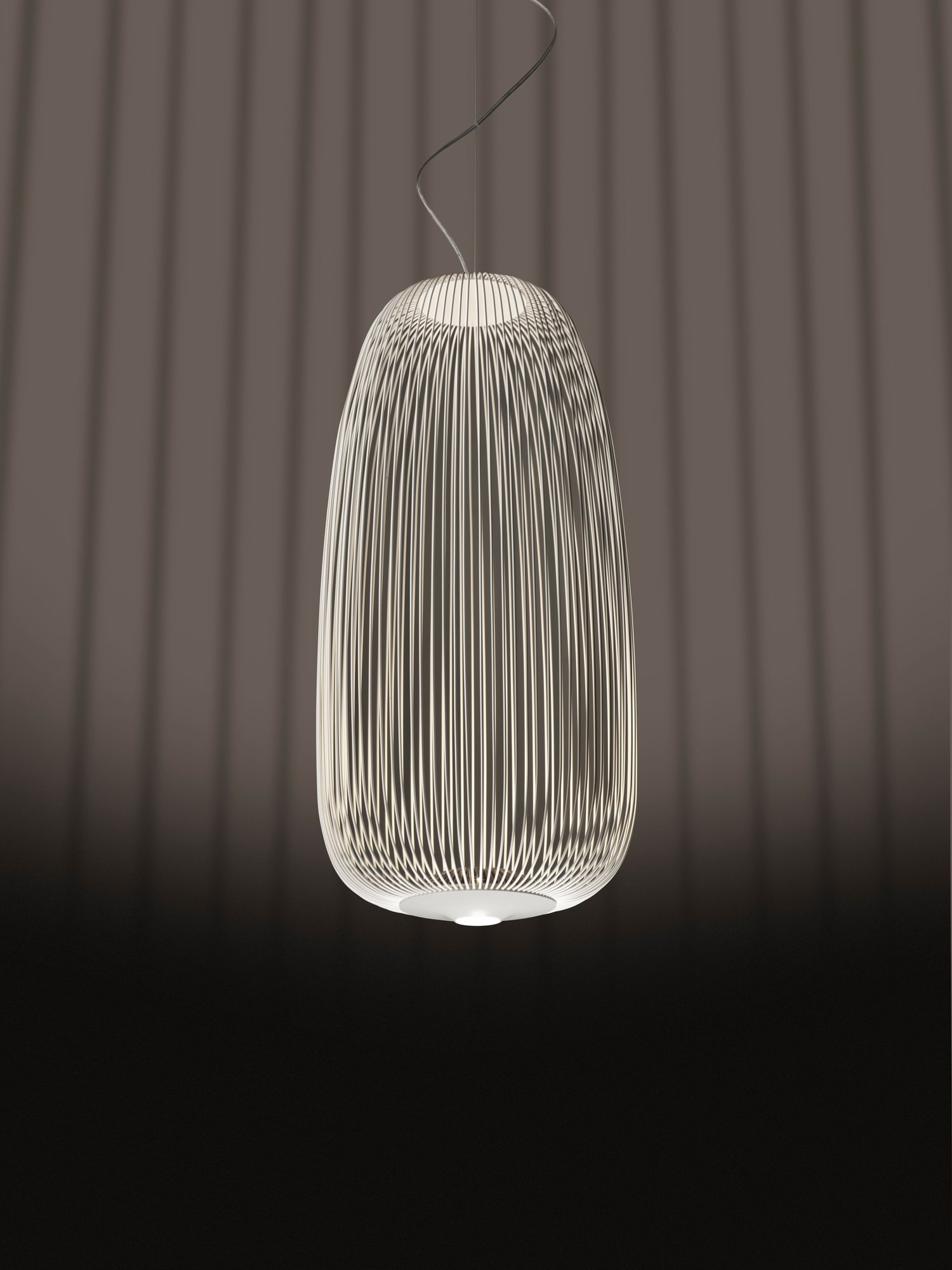 Nahaufnahme der Spokes Pendelleuchte von Foscarini in Kupfer, moderne LED-Hängelampe für Wohnzimmer.