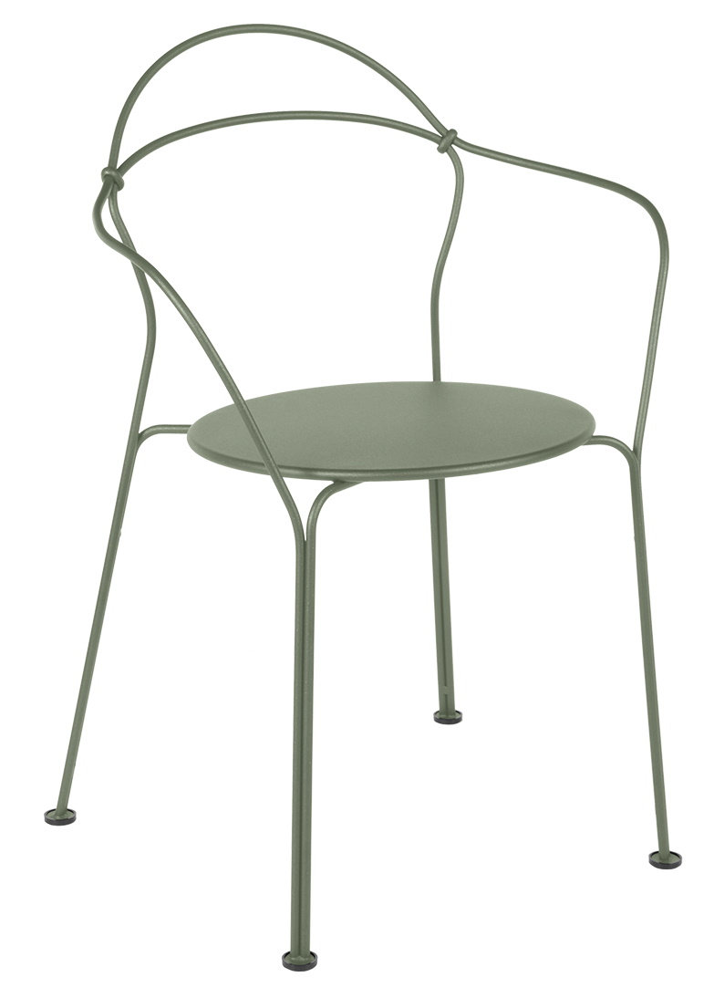 Airloop Bridge Sessel von Fermob für den Außenbereich, grüner Metallstuhl mit rundem Sitz.
