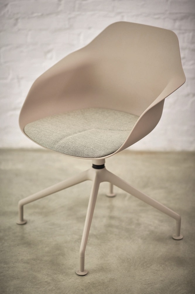 Yonda Stuhl mit Viersternfuß von Wilkhahn, moderner Bürostuhl in Beige mit Stoffbezug.