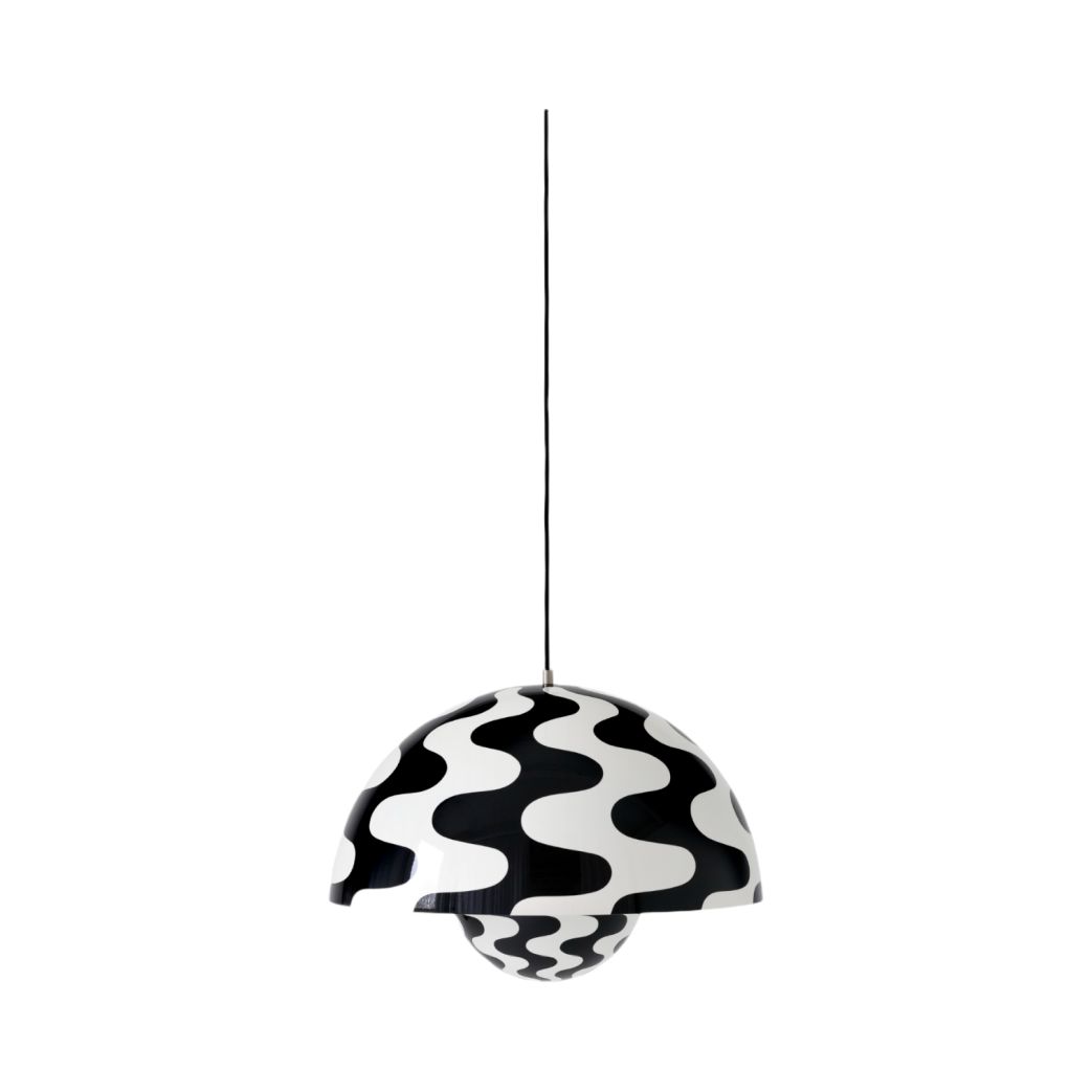 Flowerpot VP2 Pendelleuchte von AndTradition mit schwarz-weißem Wellenmuster, moderne Hängeleuchte für Wohnzimmer und Essbereich.