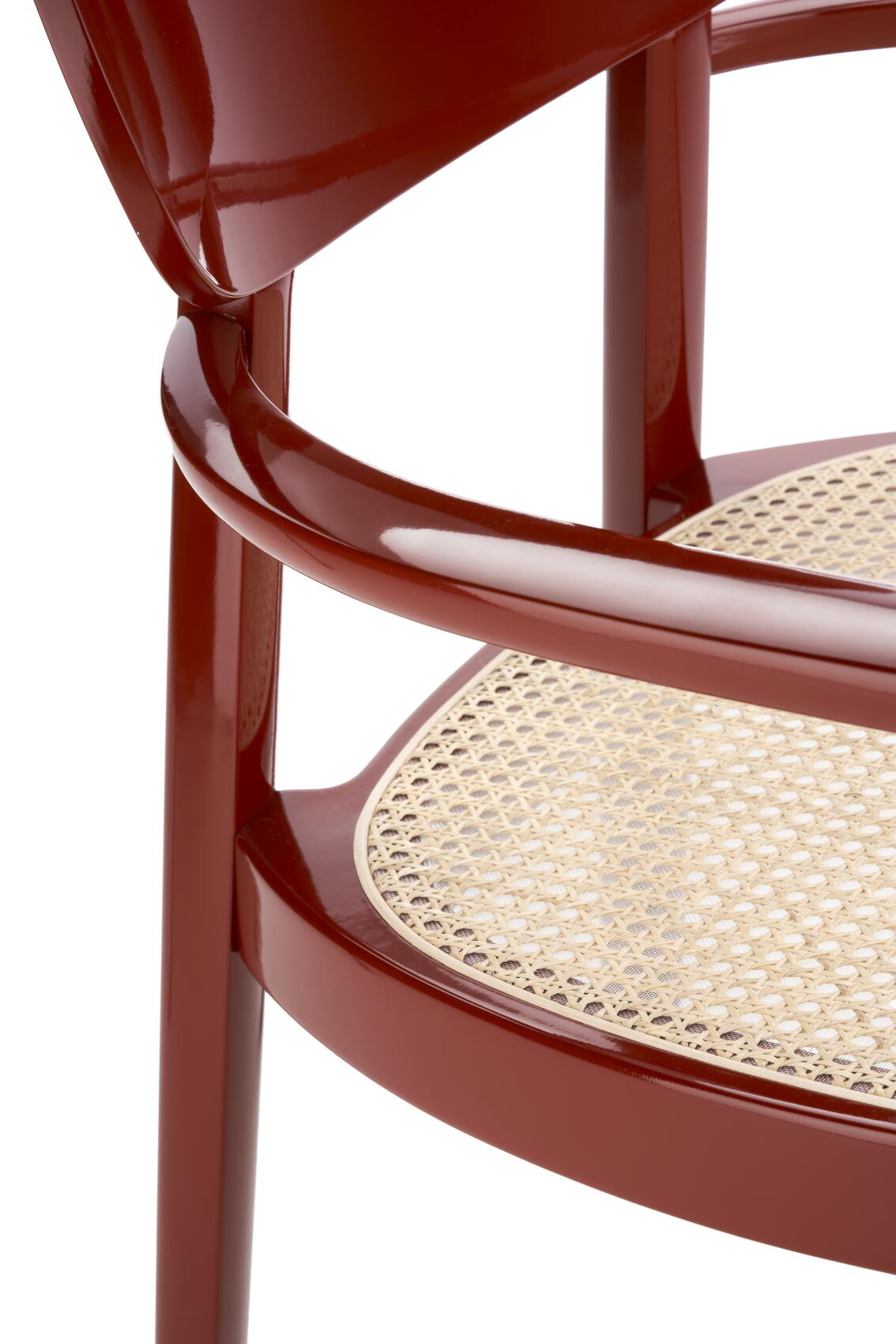 Detailaufnahme des Holzsesels Thonet 119 F mit Armlehnen und Wiener Geflecht in hochglänzendem Rotbraun.