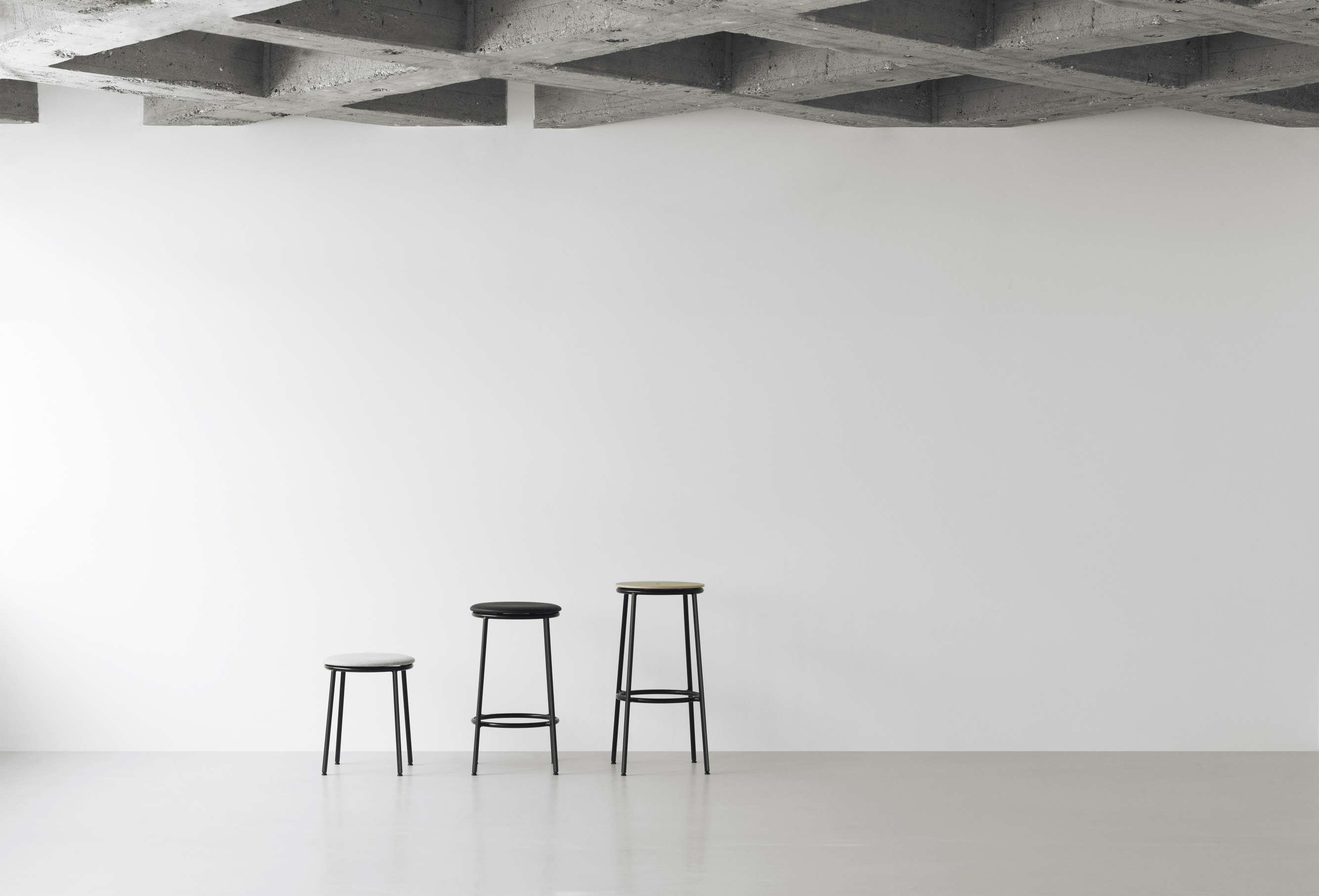 Drei Circa Barstühle H 65 cm von Normann Copenhagen in verschiedenen Höhen und Farben.