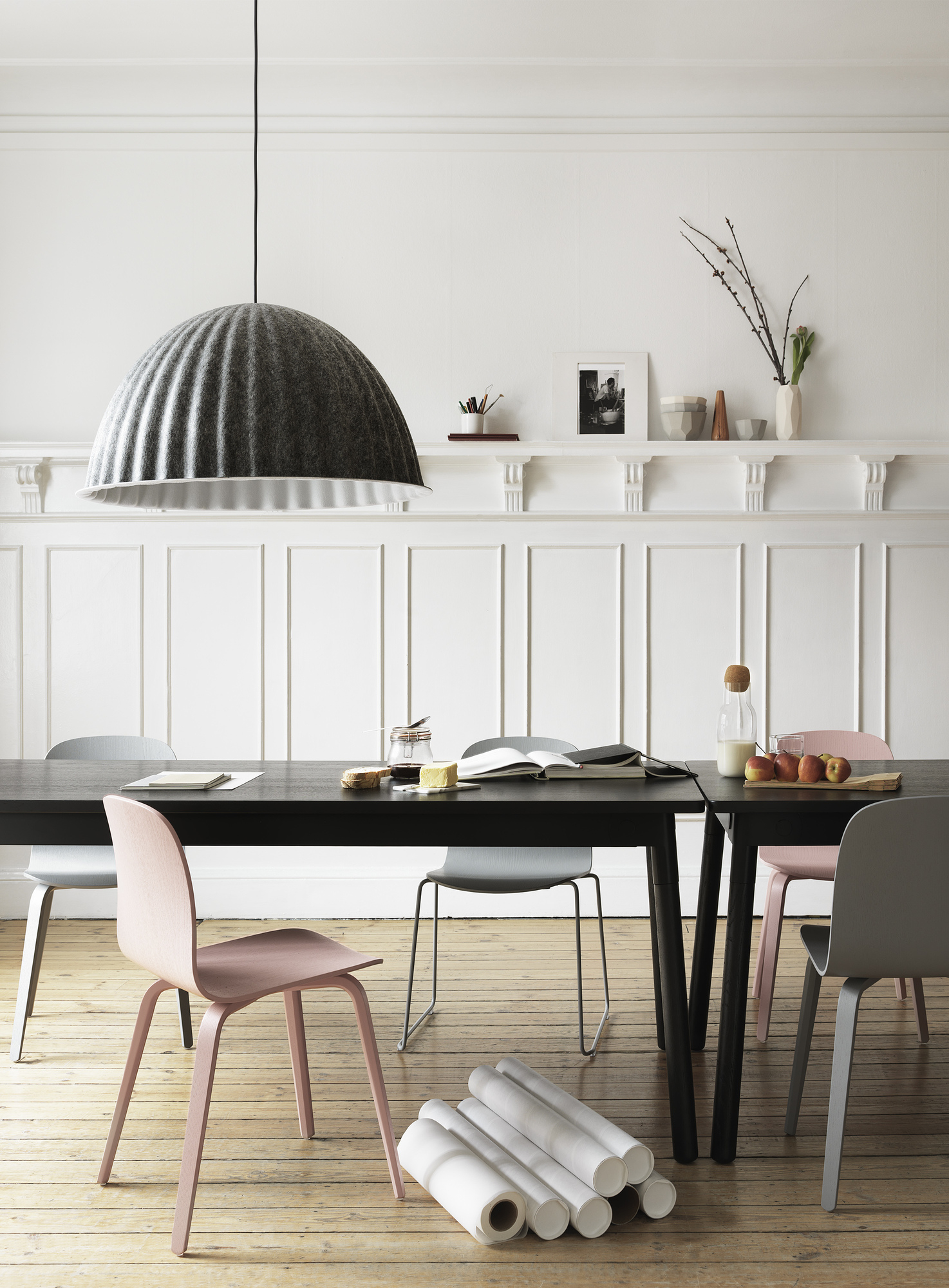 Visu Chair Wood Base Stuhl von Muuto in Rosa und Grau an Esstisch mit Holzboden.