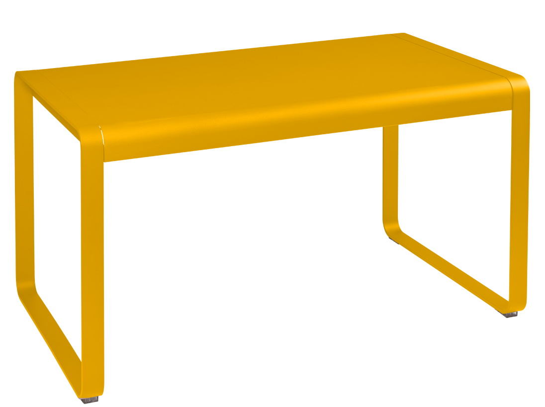 Gelber Bellevie Tisch von Fermob für den Außenbereich, moderner Gartentisch aus Metall.