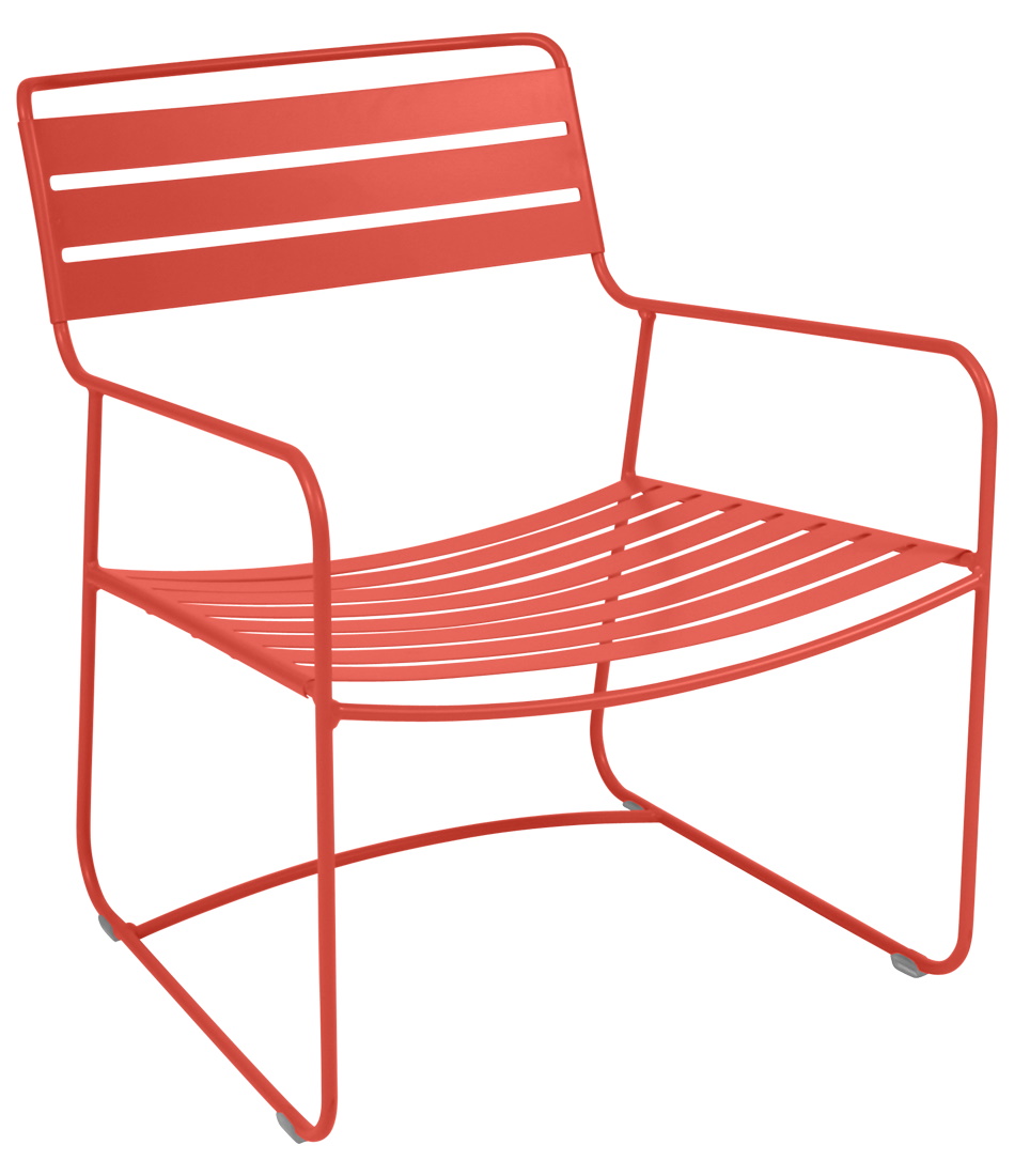 Roter Surprising Sessel von Fermob für den Außenbereich, moderner Loungesessel aus Metall mit Armlehnen.