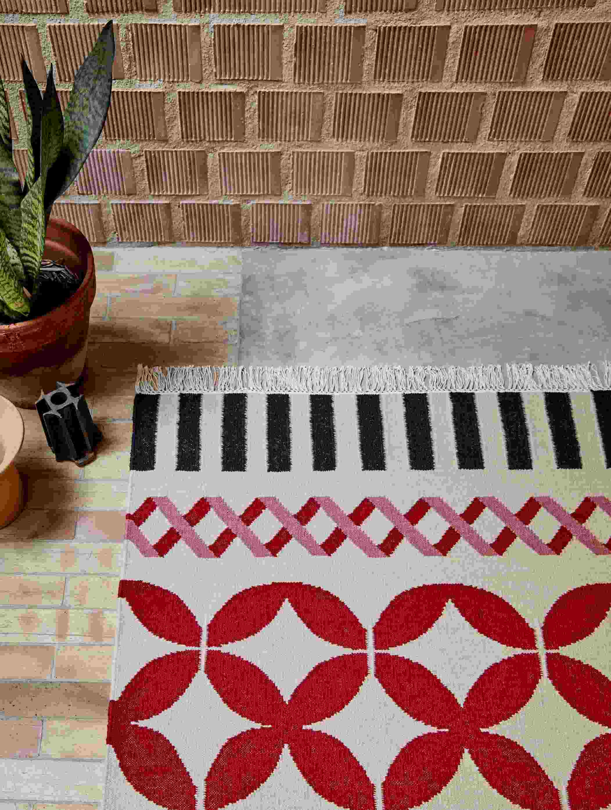 Kilim Catania Teppich mit geometrischen Mustern in Rot, Rosa und Schwarz, moderne Teppichgestaltung.