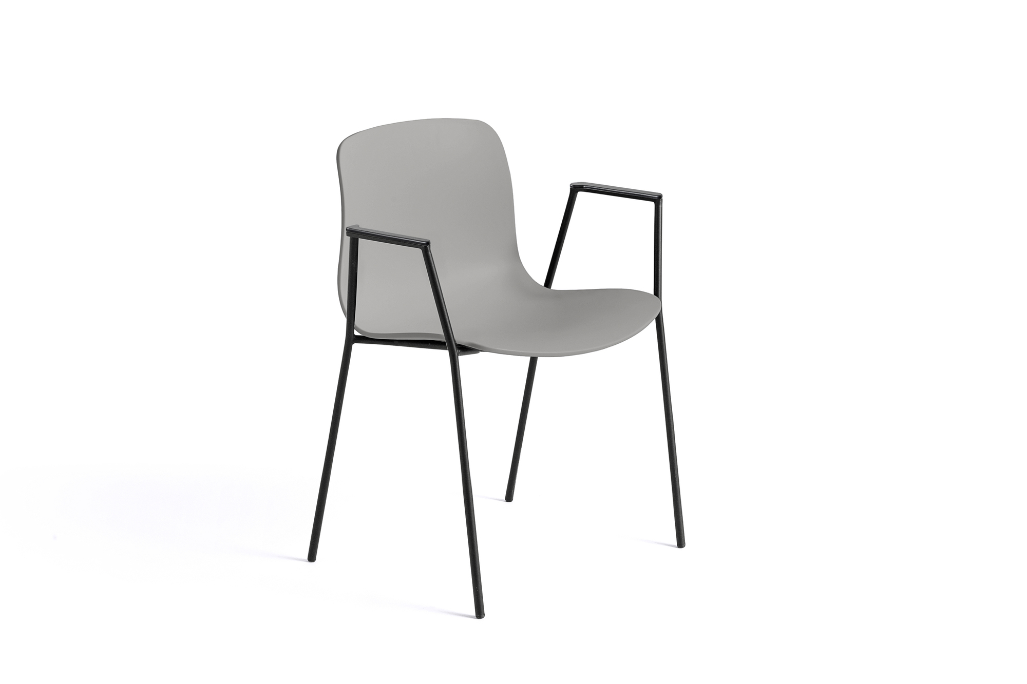Grauer About a Chair AAC18 Stuhl von Hay mit schwarzen Armlehnen und Beinen.