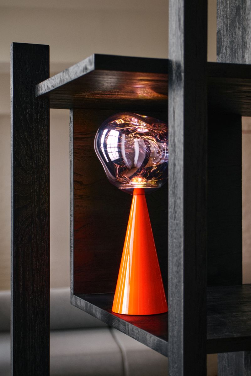 Tom Dixon Melt Fluoro Leuchte: Moderne Tischleuchte mit orangefarbenem Kegel und schimmerndem, organisch geformtem Lampenschirm.