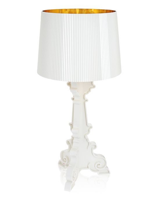 Weiße Bourgie Tischleuchte von Kartell mit goldenem Lampenschirm für stilvolle Beleuchtung.