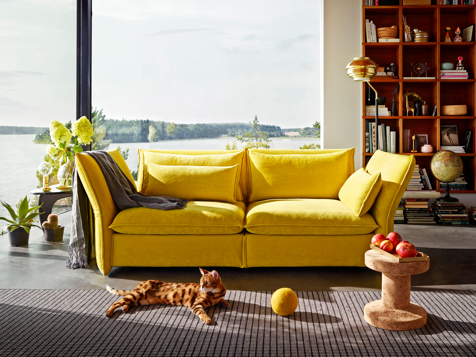 Mariposa Sofa von Vitra, gelbes 2-Sitzer Sofa in modernem Wohnzimmer mit Katze.