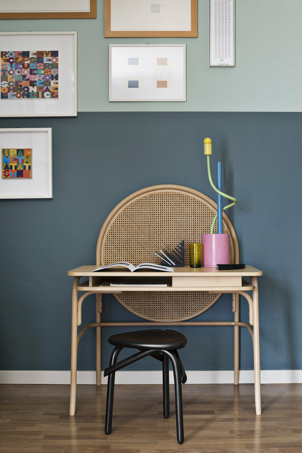 Allegory Desk Schreibtisch von Wiener GTV Design mit Schublade und Wiener Geflecht vor farbiger Wand.