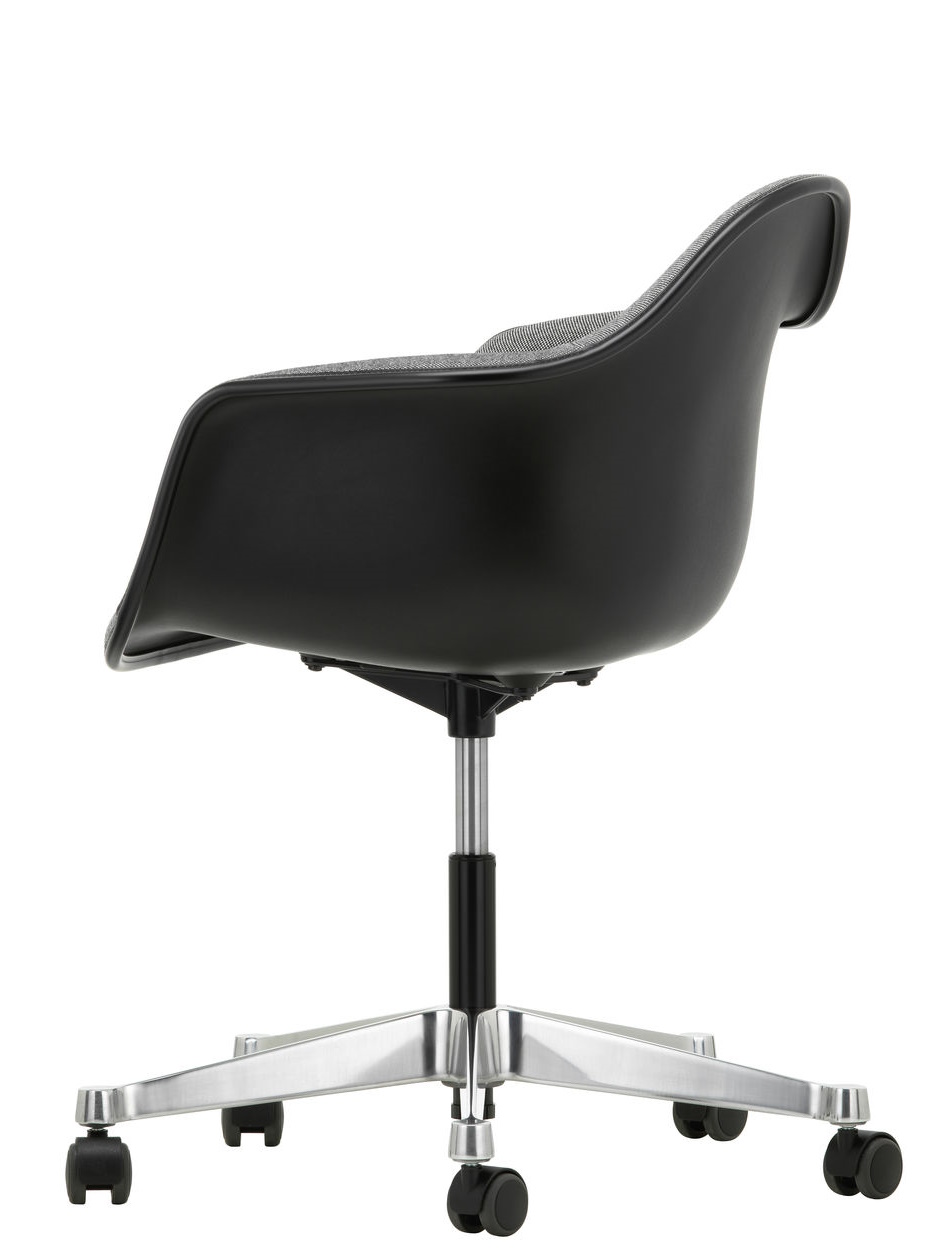 Vitra Eames Plastic Arm Chair PACC, vollgepolstert, schwarze Sitzschale, grauer Stoffbezug, Aluminiumfußkreuz mit Rollen.