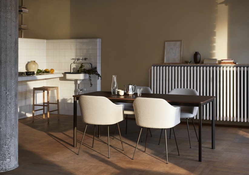 AndTradition Drip Table HW58 Esstisch mit Stühlen in modernem Küchenambiente, dunkle Tischplatte, elegante Inneneinrichtung.
