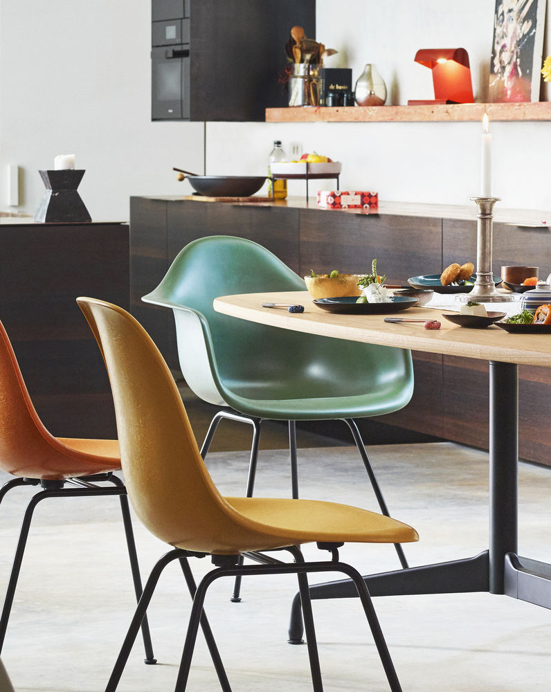 Esszimmer mit Esstisch und farbigen Eames Plastic Chairs mit schwarzem Eiffelgestell. Designklassiker Stühle.