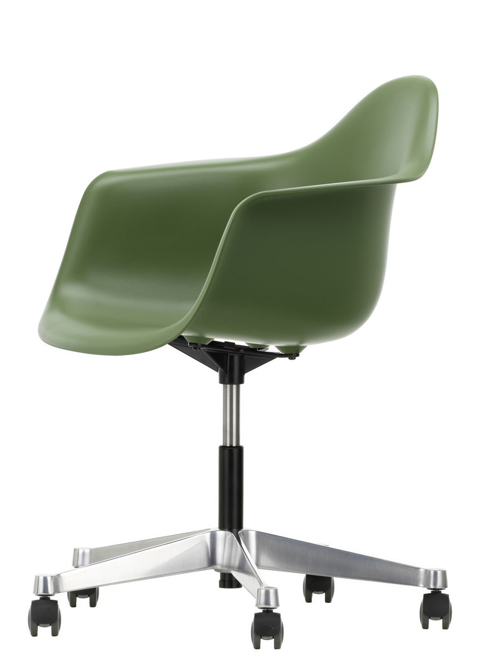 Grüner Eames Plastic Arm Chair PACC von Vitra mit Rollen und silbernem Fußkreuz, seitliche Ansicht.