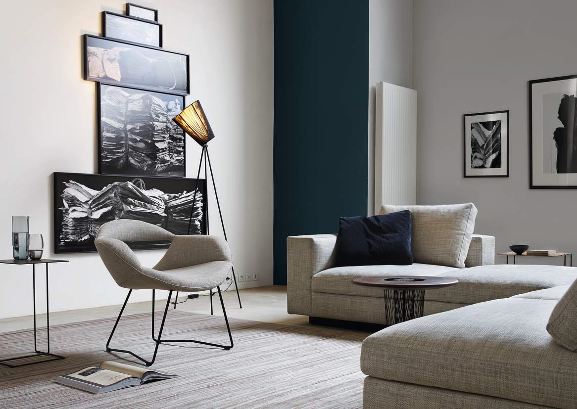 Oki Beistelltisch von Walter Knoll in modernem Wohnzimmer mit Sofa, Sessel, Lampe und Dekoration.