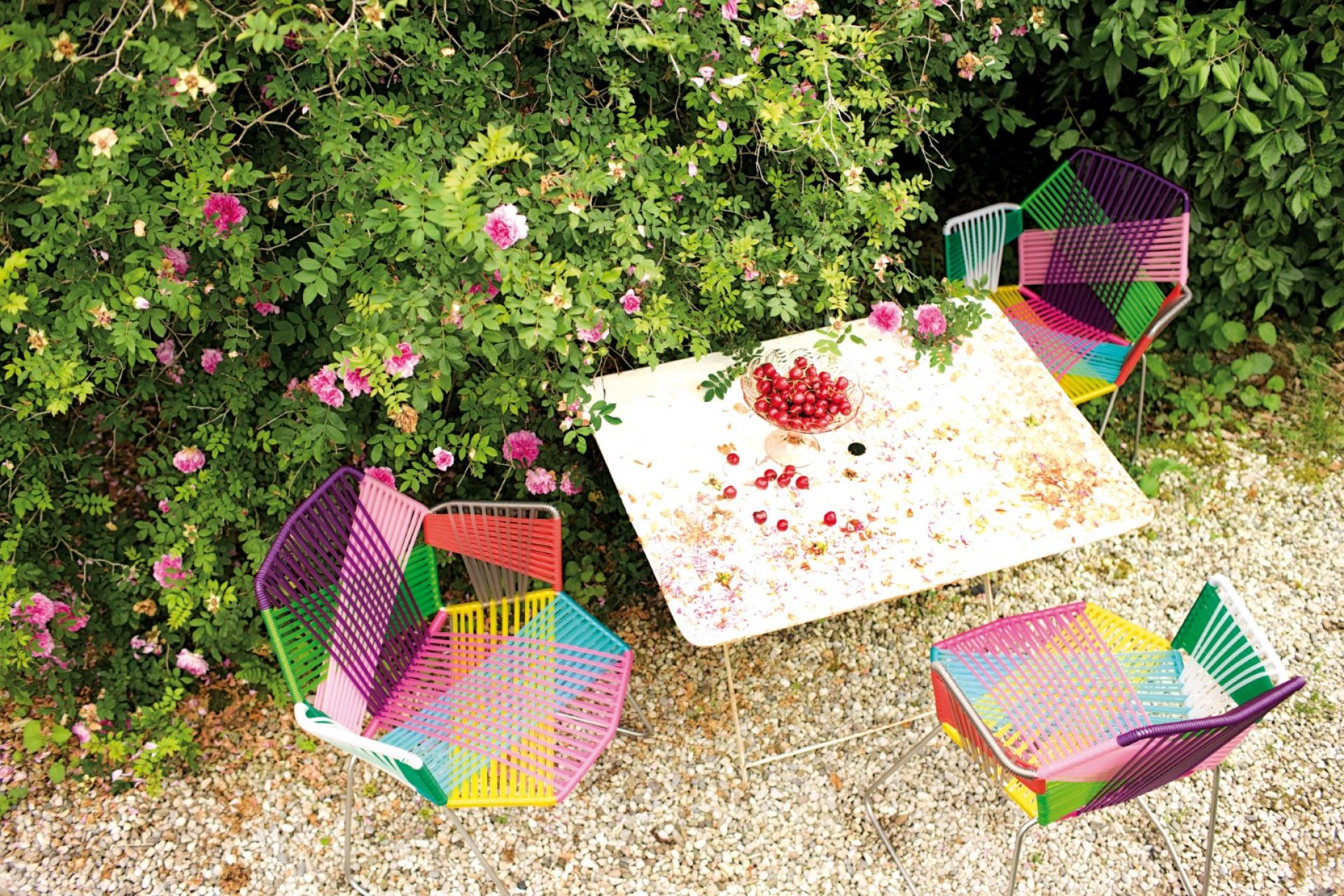 Draufsicht von drei bunten Tropicalia Lounge Sesseln von Moroso mit Tisch im Garten.