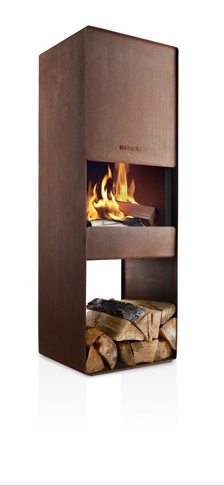 Eva Solo FireBox Gartenkamin aus Stahl mit Holz und Flammen im Feuerraum.