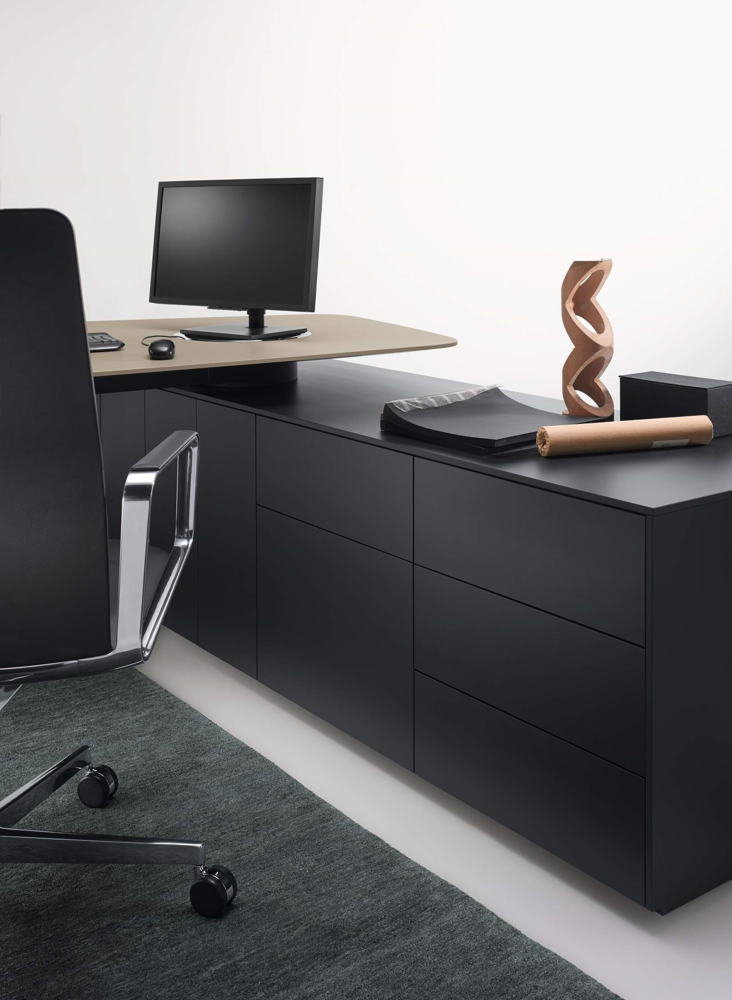 Detailaufnahme eines schwarzen Leadchair Executive Bürodrehstuhls von Walter Knoll im modernen Büro mit Schreibtisch.