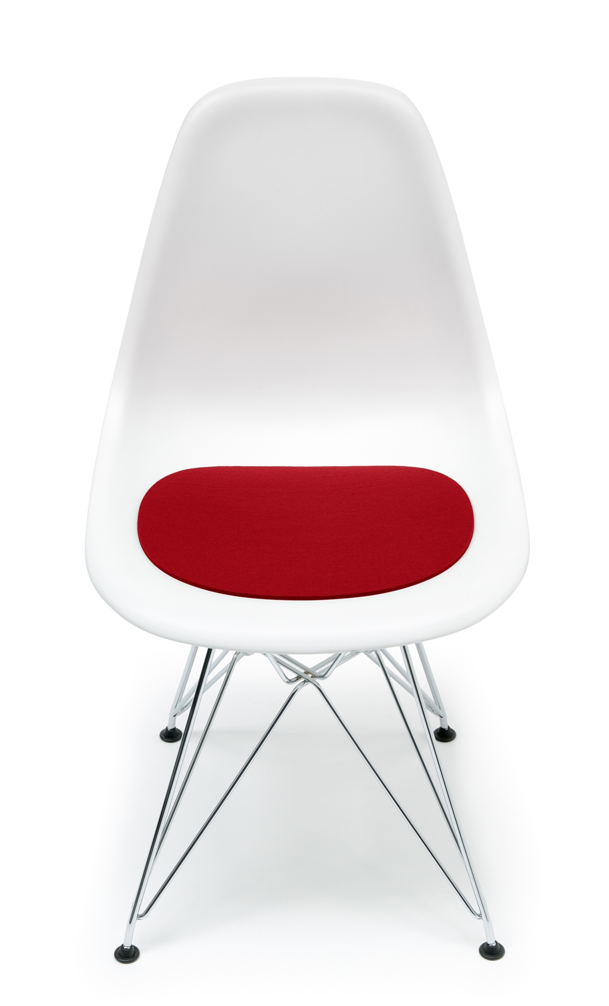 Weißer Eames DSR Stuhl mit roter Hey Sign Filz Sitzauflage für bequemes Sitzen.
