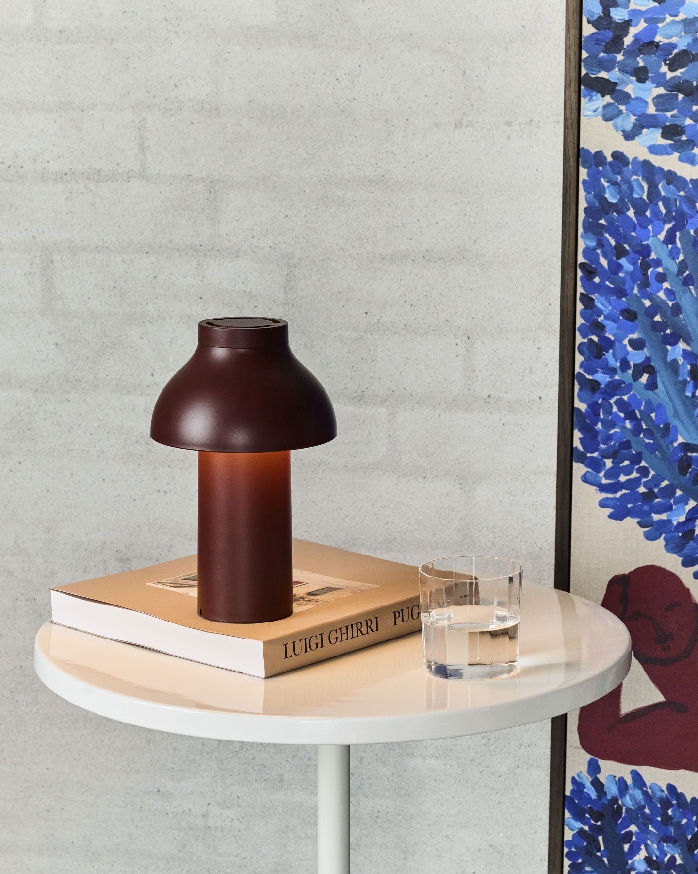 Nahaufnahme des Hay Pyro Coffee Table, einem runden Beistelltisch in Weiß mit Lampe und Glas.