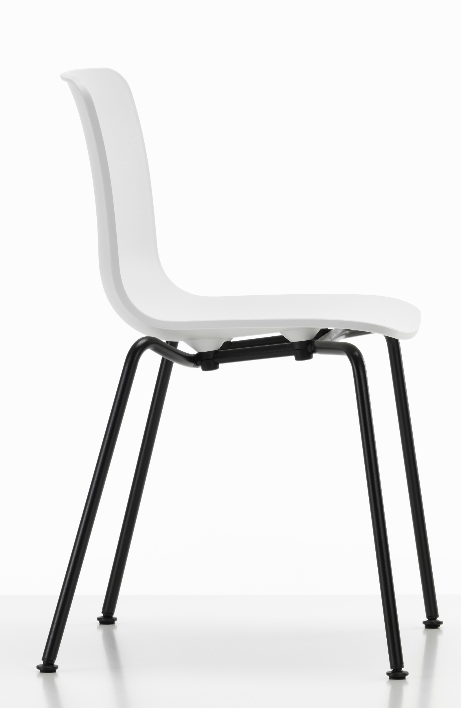 Weißer Hal Stuhl von Vitra mit schwarzem Stahlrohrgestell, stapelbarer Designstuhl für Esszimmer.