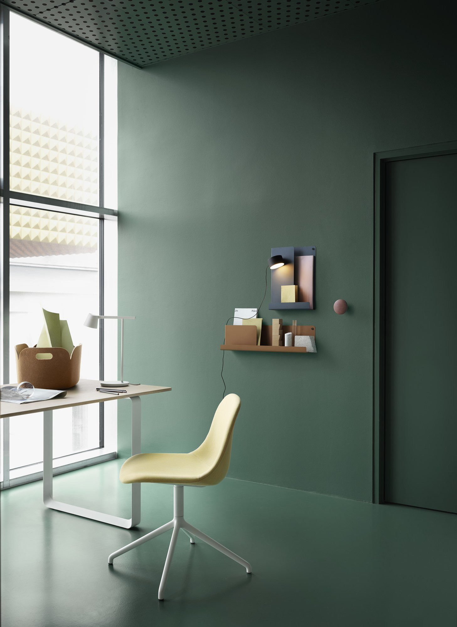 Muuto Restore Storage Basket auf Schreibtisch im Büro, brauner Filzkorb für Zeitschriften und Bürobedarf.