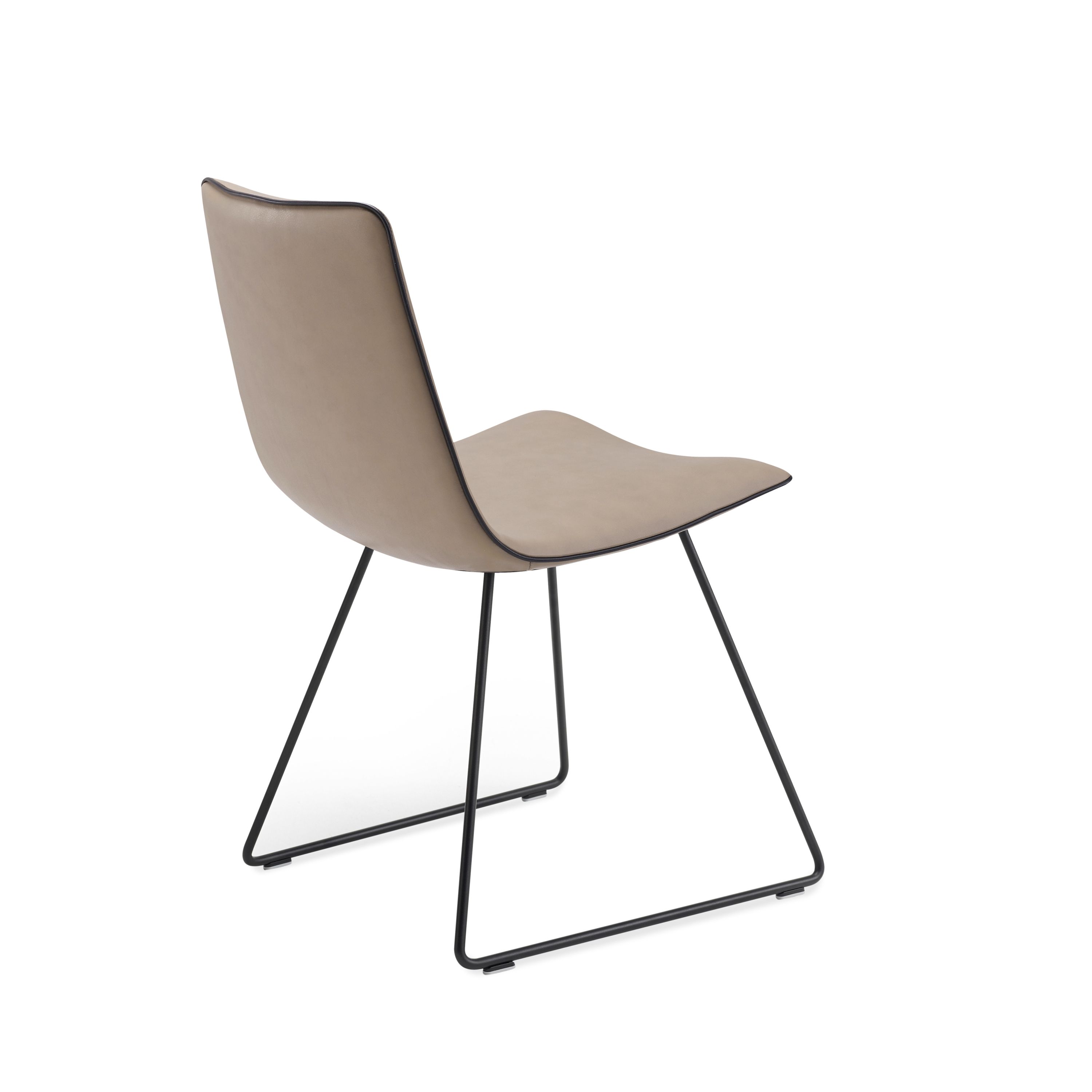 Amelie Stuhl von Freifrau Manufaktur, Lederstuhl in Beige mit schwarzem Metallgestell, seitliche Ansicht.