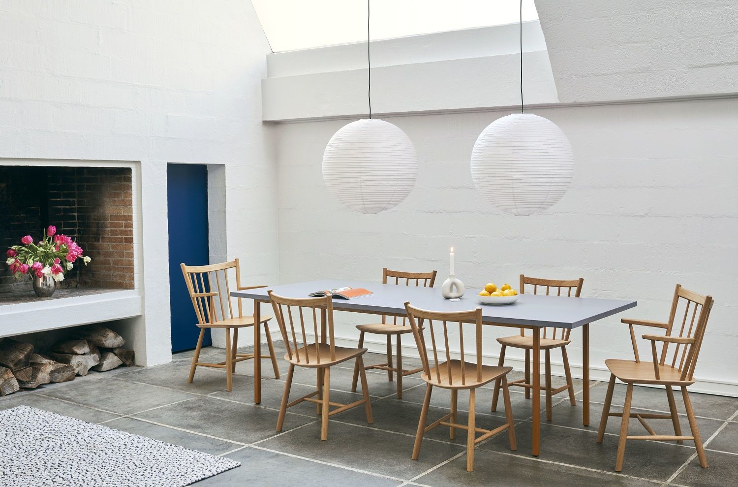 Esszimmer mit Esstisch und sechs hellen Holzstühlen vom Typ Hay J41 / J 41.