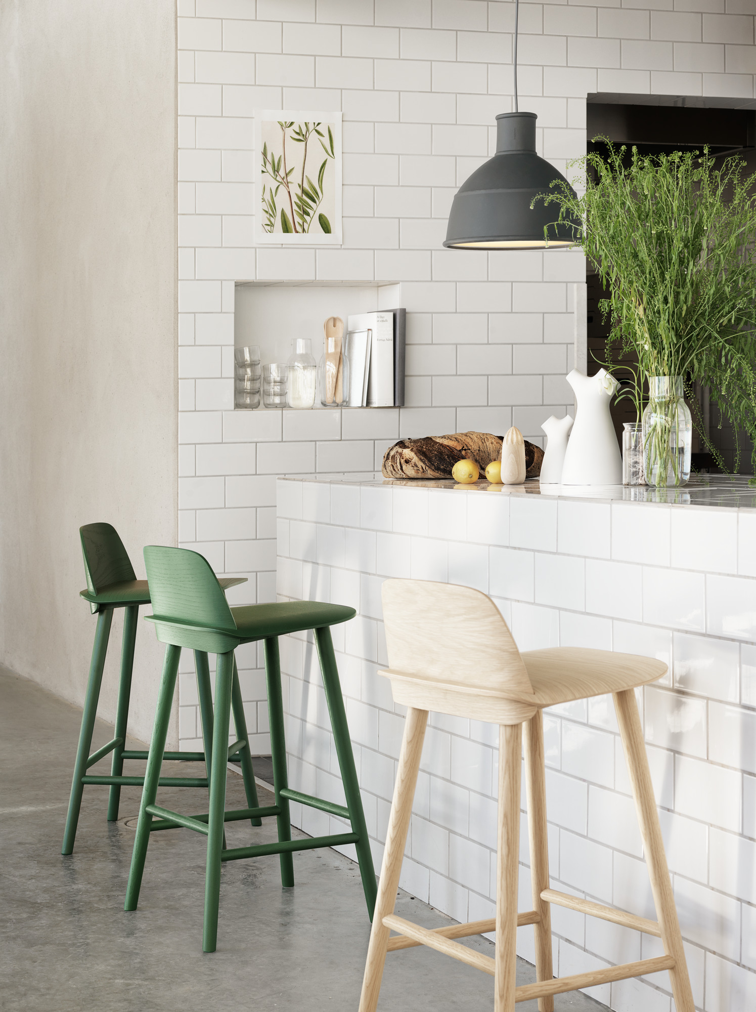 Nerd Counter Stool Barhocker von Muuto, H 65 cm, in Grün und Naturholz vor Küchentheke.