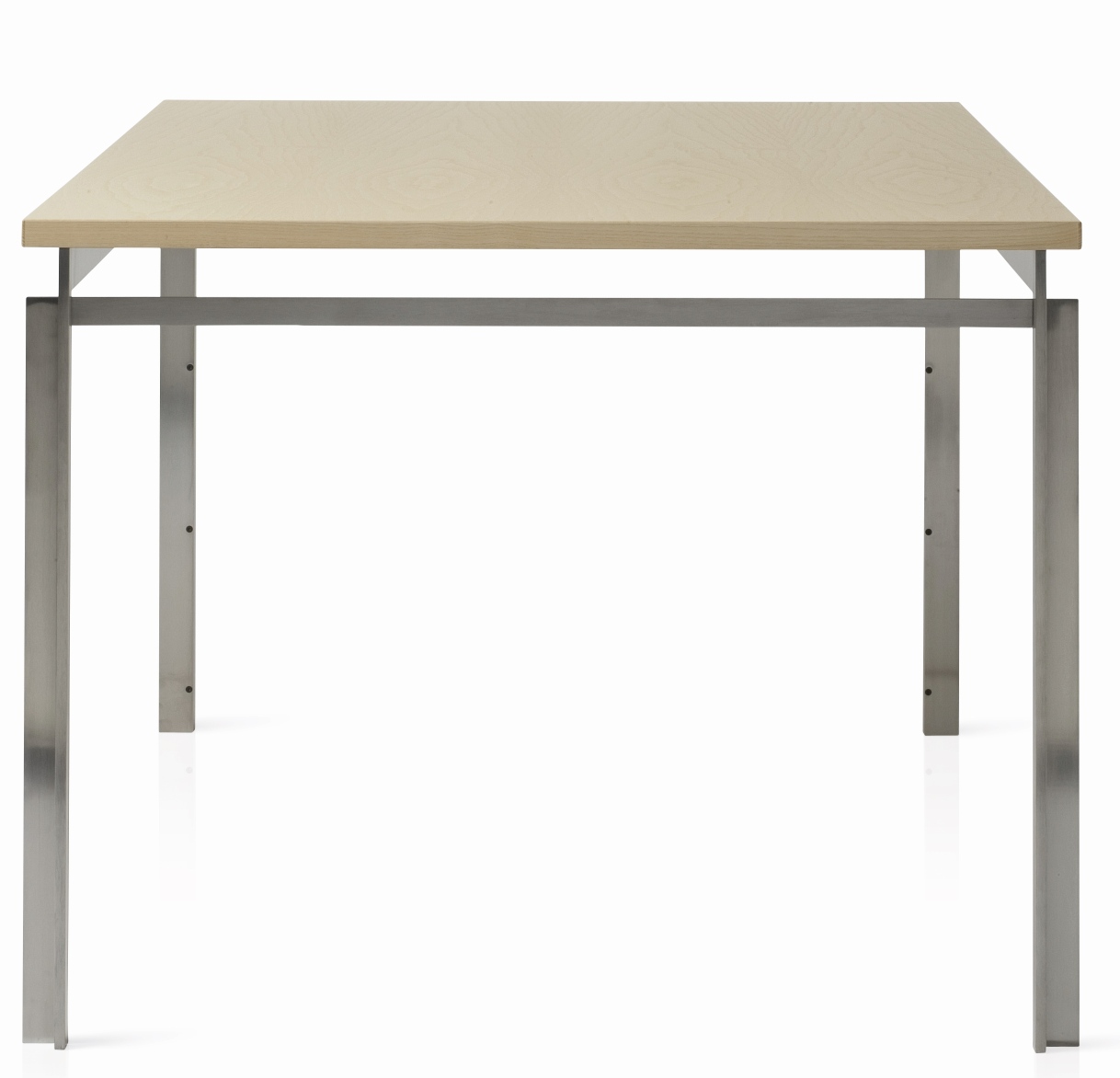 PK55 Esstisch von Fritz Hansen: Quadratischer Tisch mit heller Holzplatte und Stahlgestell.