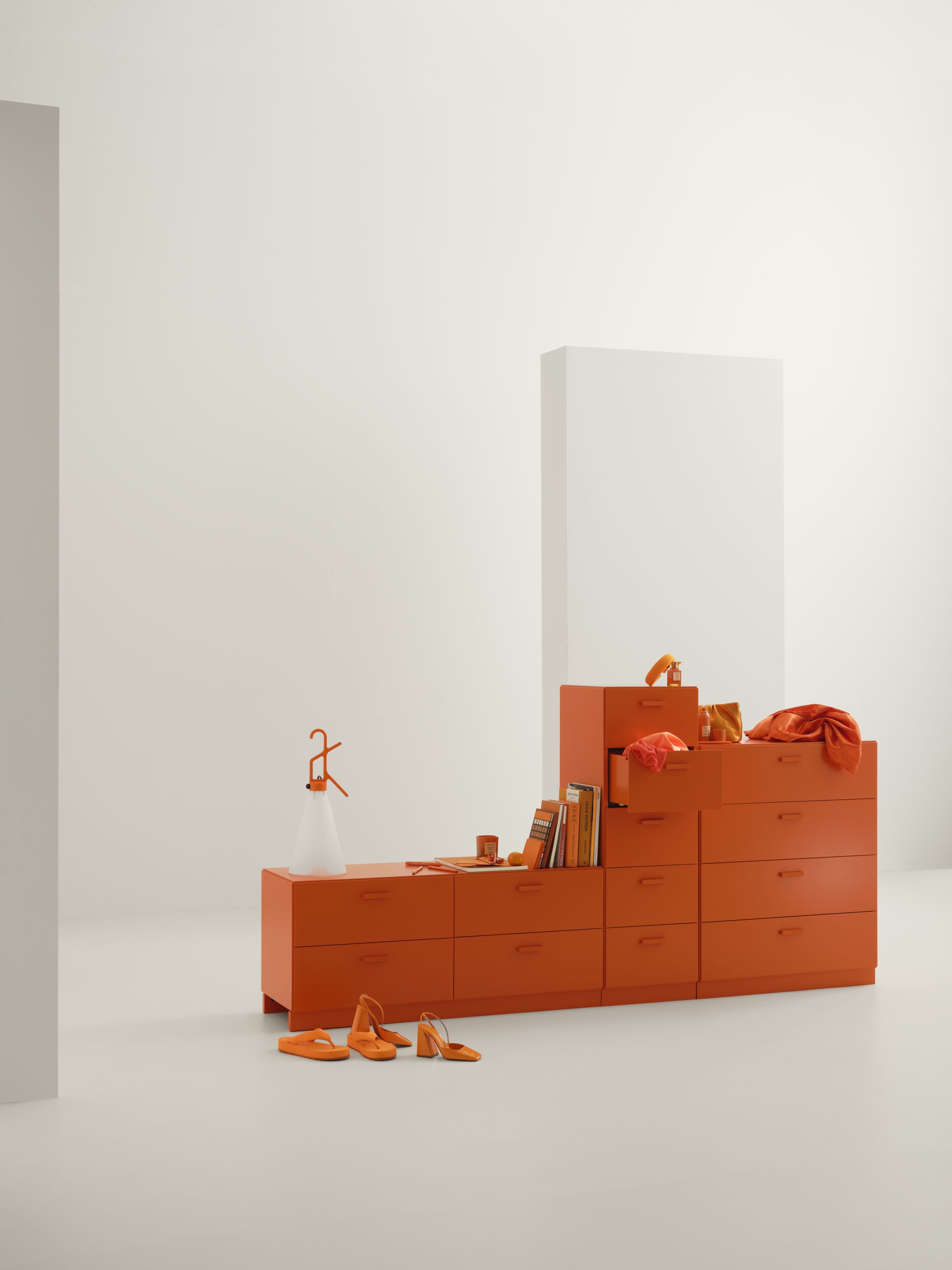 Beige String Furniture Kommode mit Relief Sockel, 82cm breit, im minimalistischen Raum. Modernes Design.