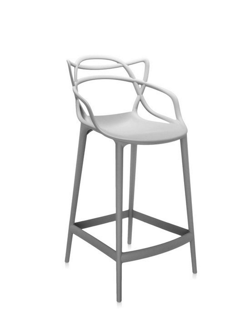 Weißer Masters Barhocker von Kartell mit Armlehnen und filigranem Design für Küche oder Bar.