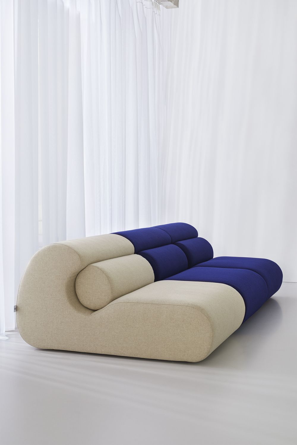 OLA Sofa Lounge Chair im Bouclé-Stil, moon white und blau, modernes Design.