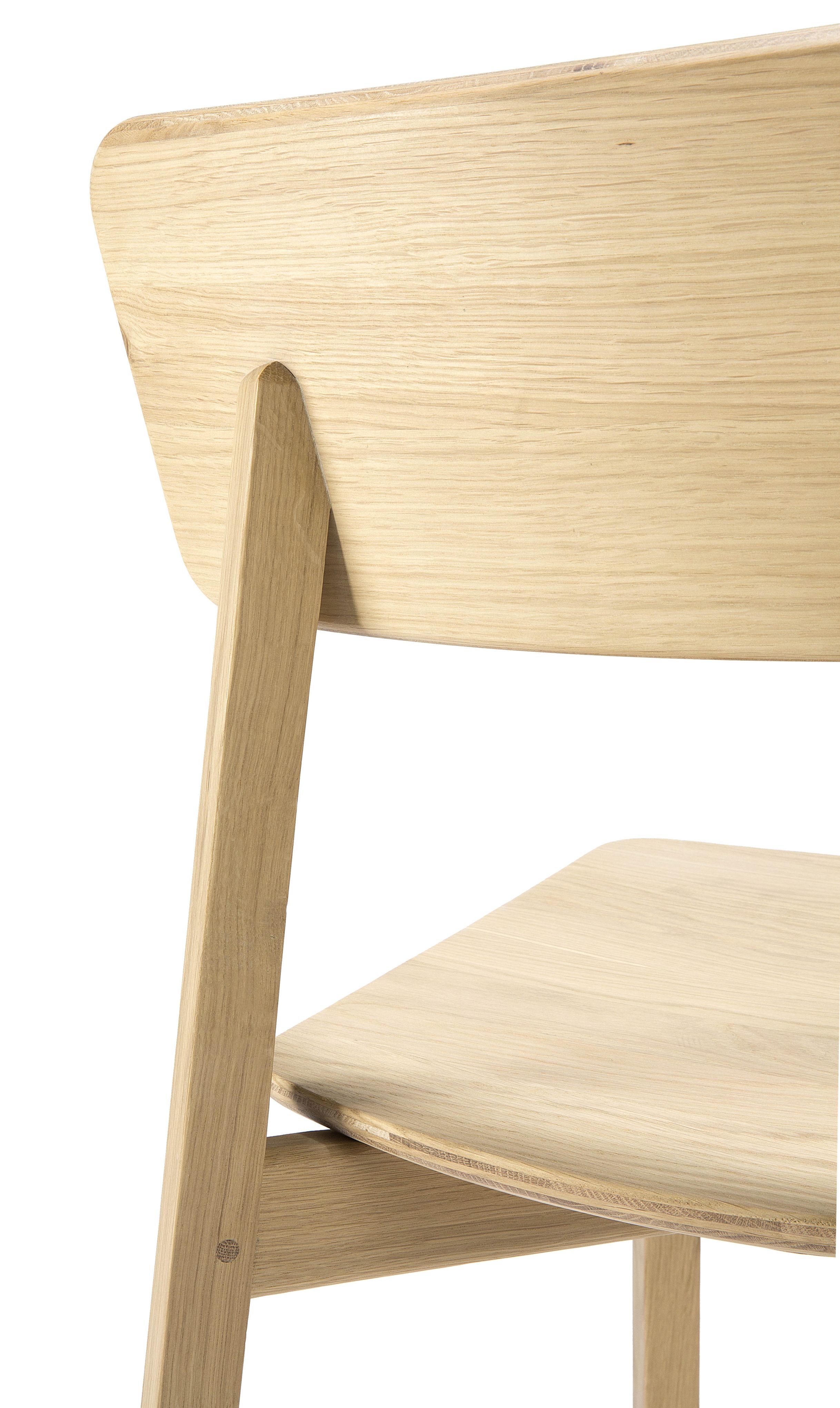Detailaufnahme des Casale Stuhls von Ethnicraft aus Eiche, zeigt Rückenlehne und Sitzfläche.