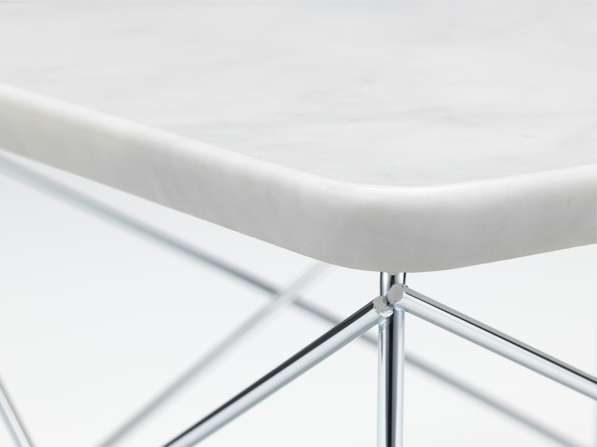 Detailaufnahme: Occasional LTR Beistelltisch von Vitra mit Marmorplatte und Chromgestell. Moderner Beistelltisch.