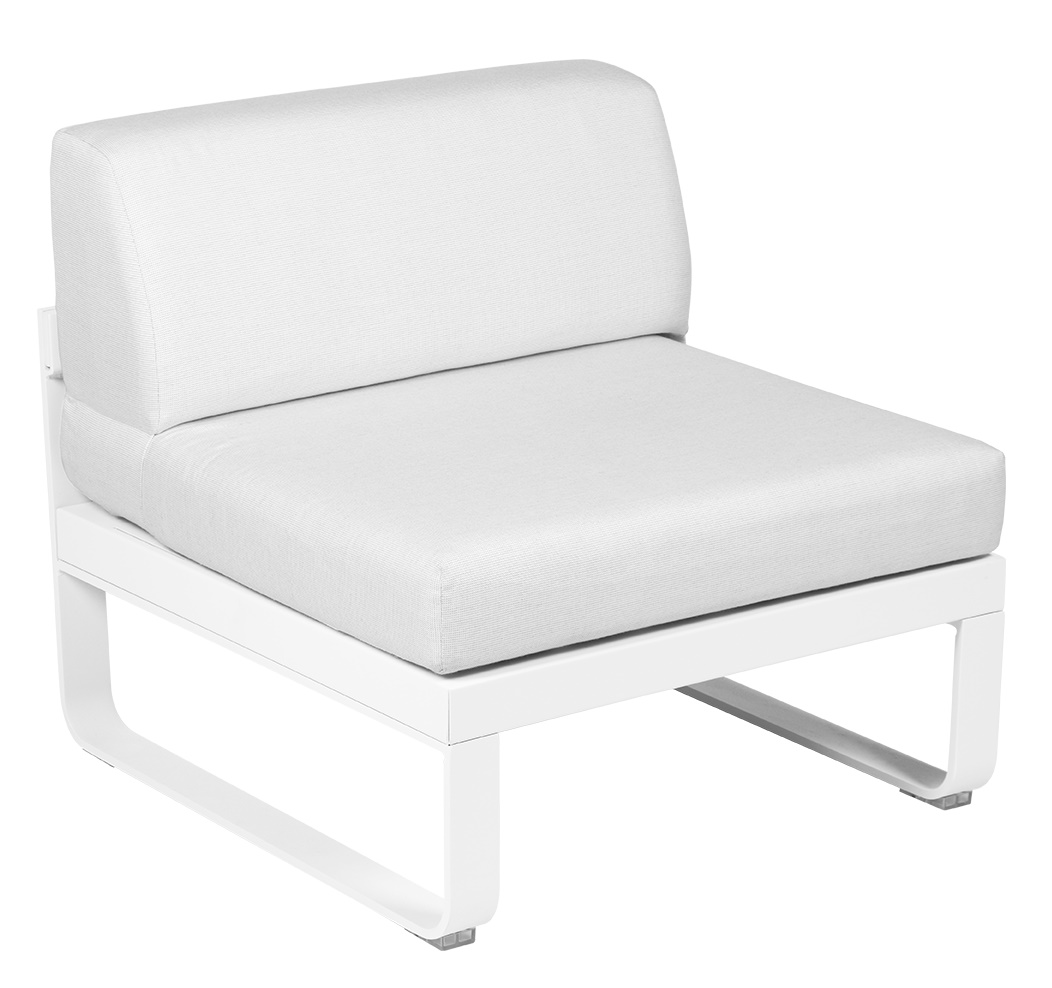 Weißes Bellevie Outdoor Sofa 1-Sitzer Modul Mitte von Fermob, modernes Gartenmöbel mit minimalistischem Design.