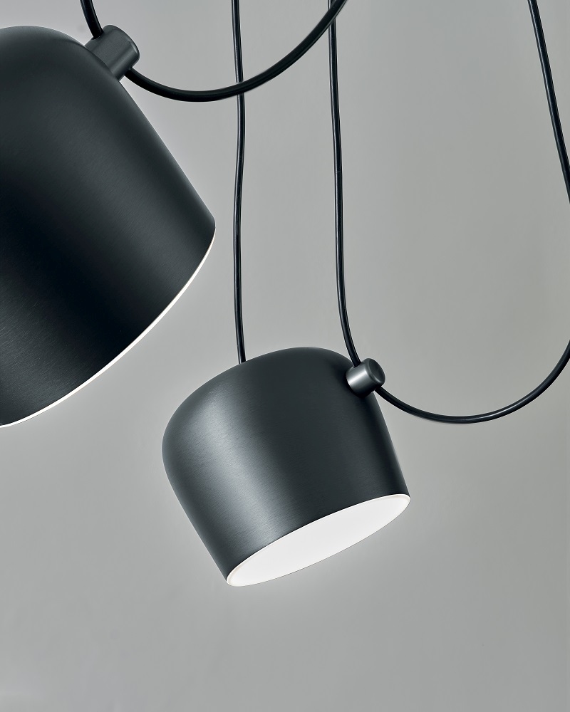 Schwarze Aim Small Pendelleuchte von Flos, moderne Hängelampe mit minimalistischem Design und flexibler Kabelführung.