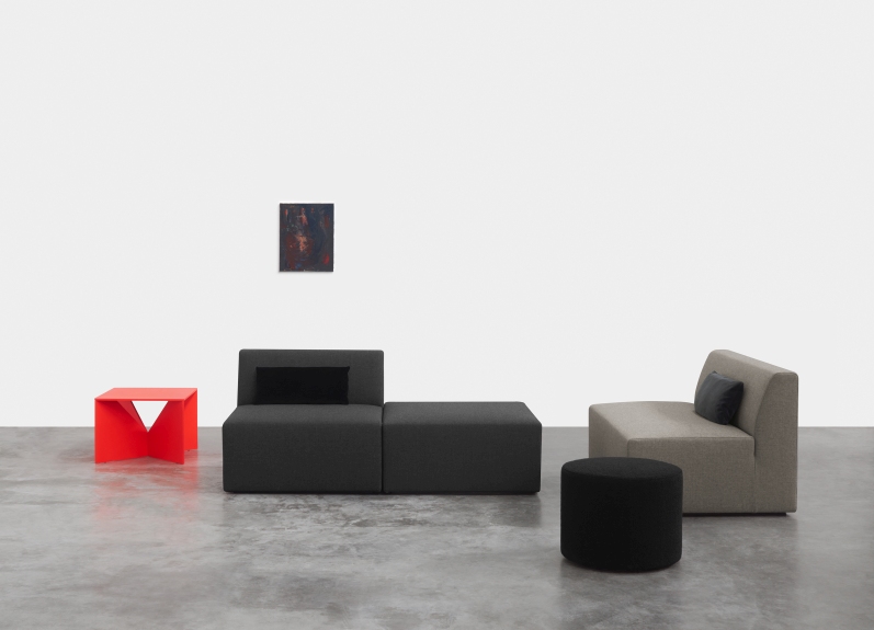 SF06 Kerman Modulsofa von e15 in verschiedenen Konfigurationen, mit Beistelltisch und Hocker.