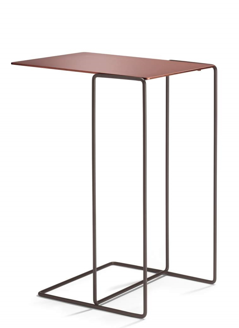 Oki Beistelltisch von Walter Knoll mit rechteckiger Tischplatte in Kupfer und filigranem Metallgestell.