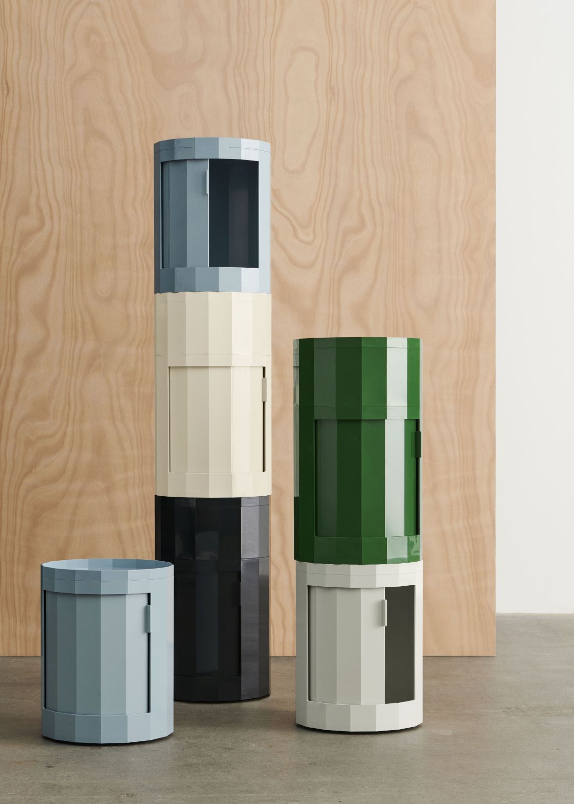 Facet Cabinet High Stauraum in Misty Blue und anderen Farben, modulare Aufbewahrungslösung für modernes Wohnen.