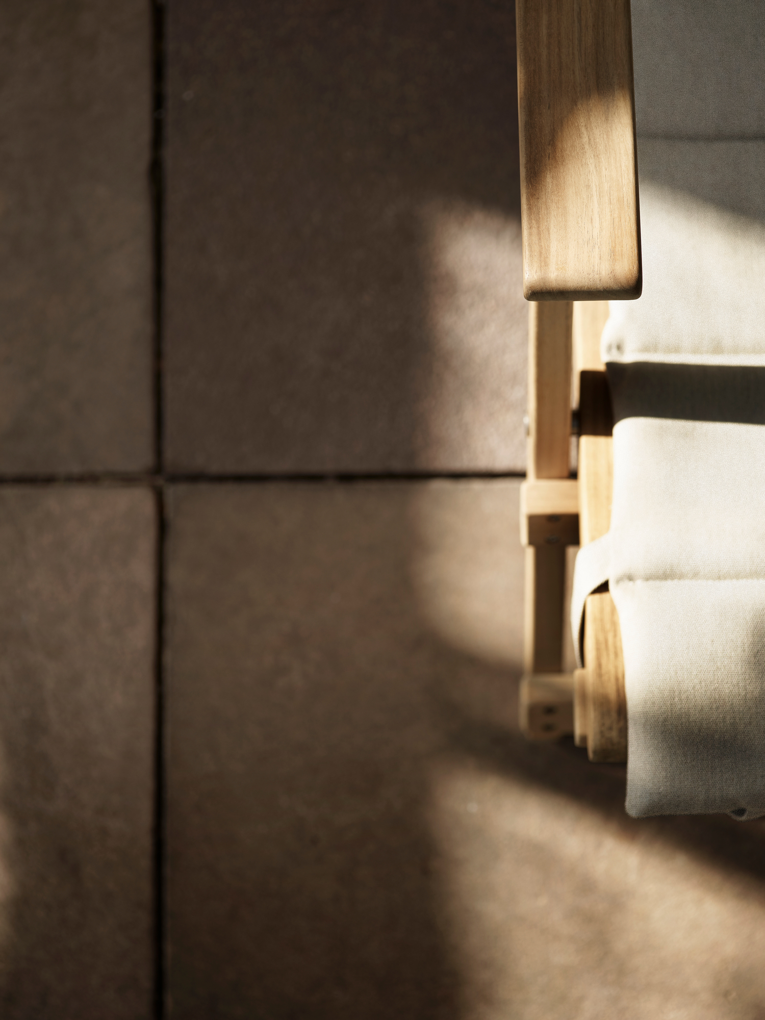Detailaufnahme des Borge Mogensen Liegestuhls BM5568 von Carl Hansen & Søn mit hellem Kissen für den Outdoor-Bereich.