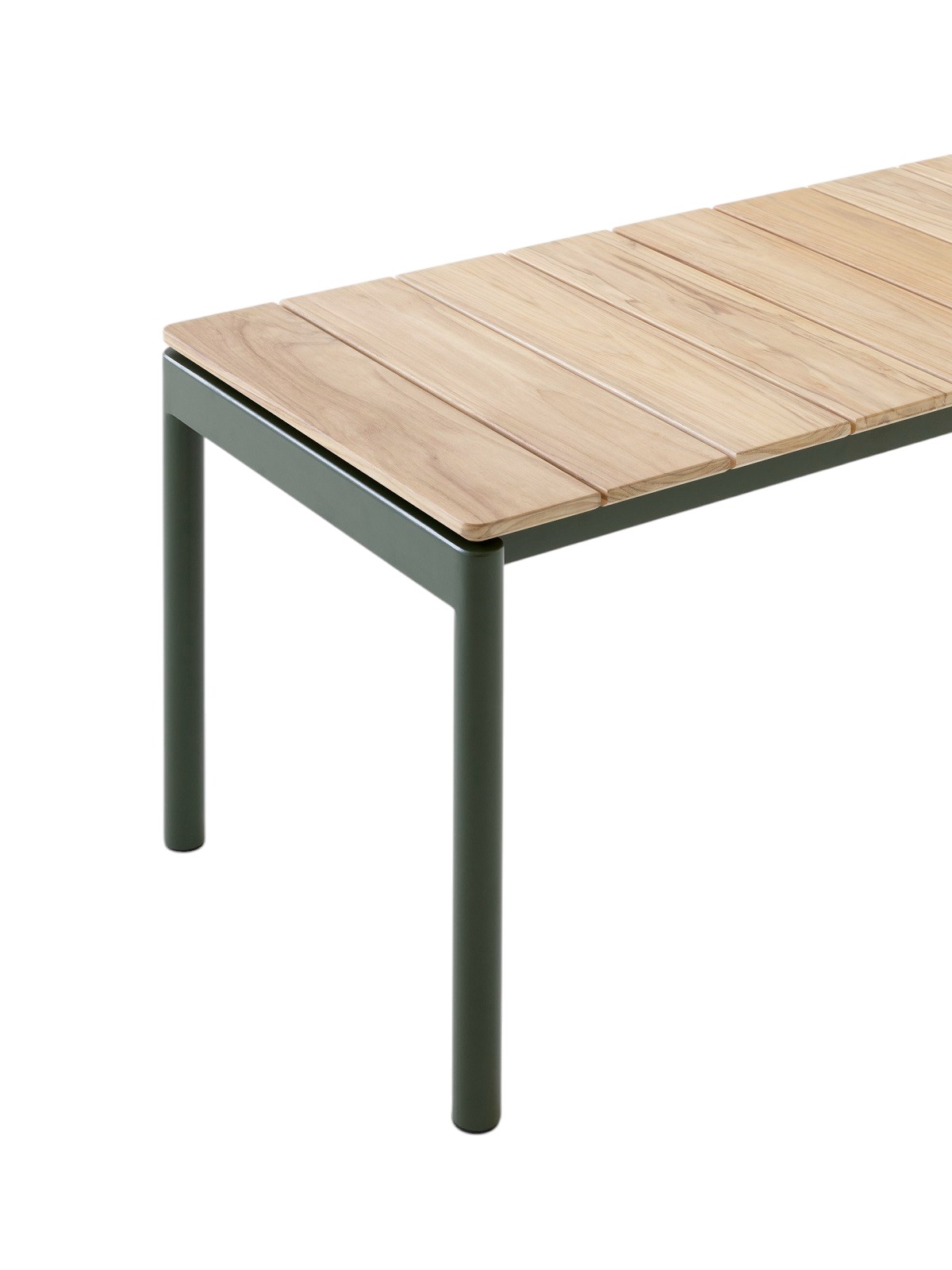 Detailaufnahme der AndTradition Ville AV28 Outdoor Bank mit Holzlatten und grünem Metallgestell.