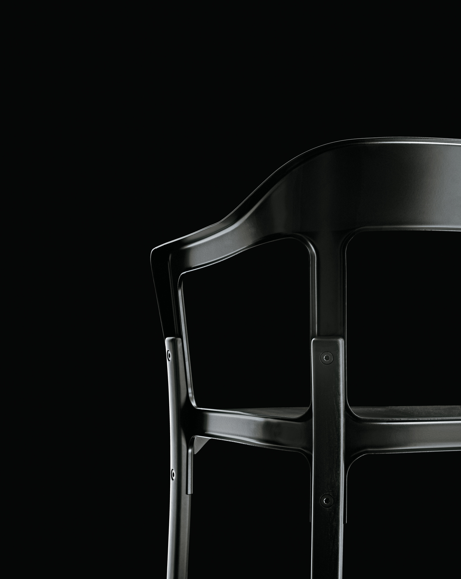 Detailaufnahme des schwarzen Magis Steelwood Chair Stuhls mit Rückenlehne und Armlehnen vor schwarzem Hintergrund.