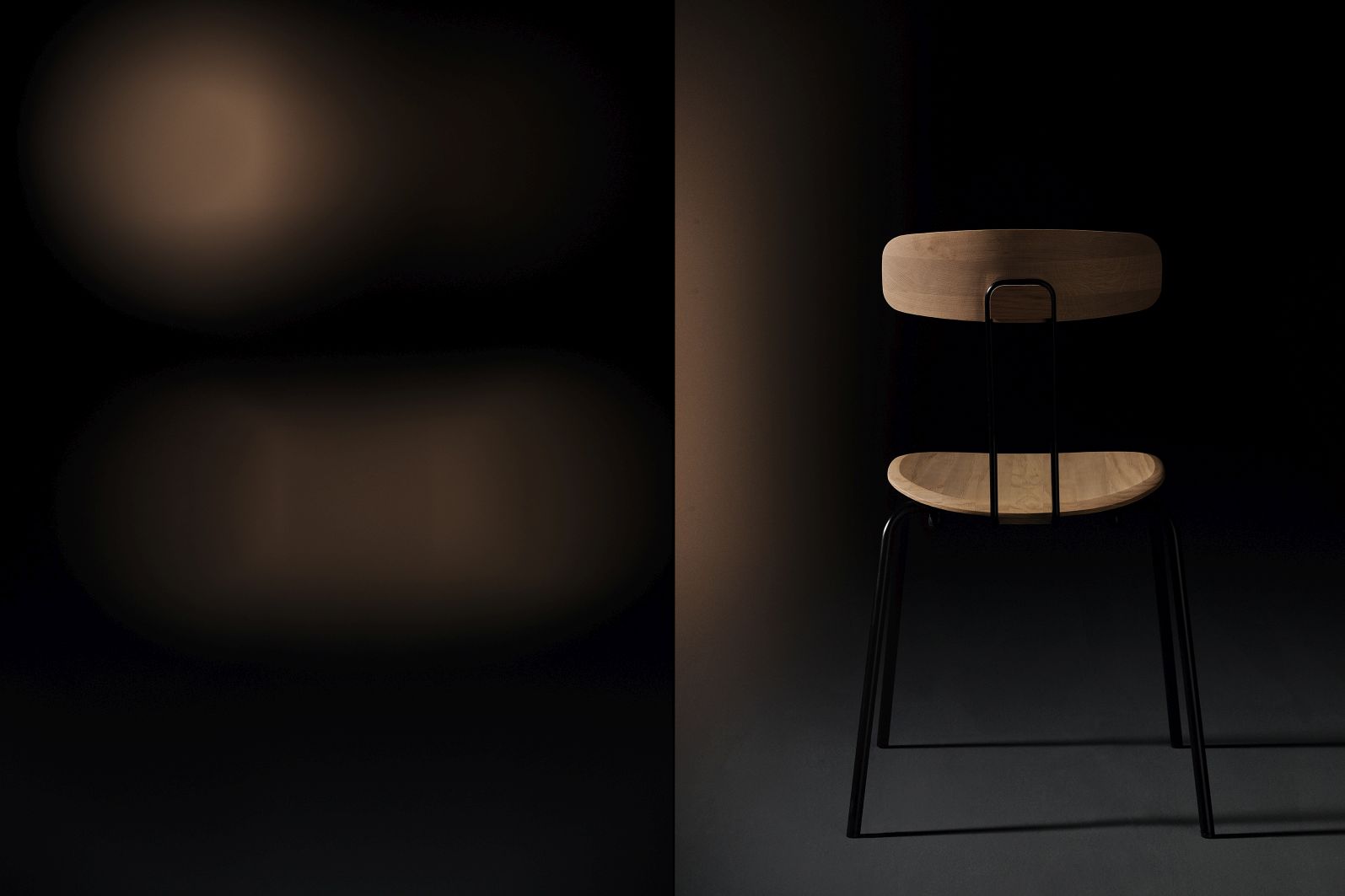 Okito Chair Stuhl Zeitraum: Moderner Holzstuhl mit schwarzem Metallgestell vor dunklem Hintergrund.