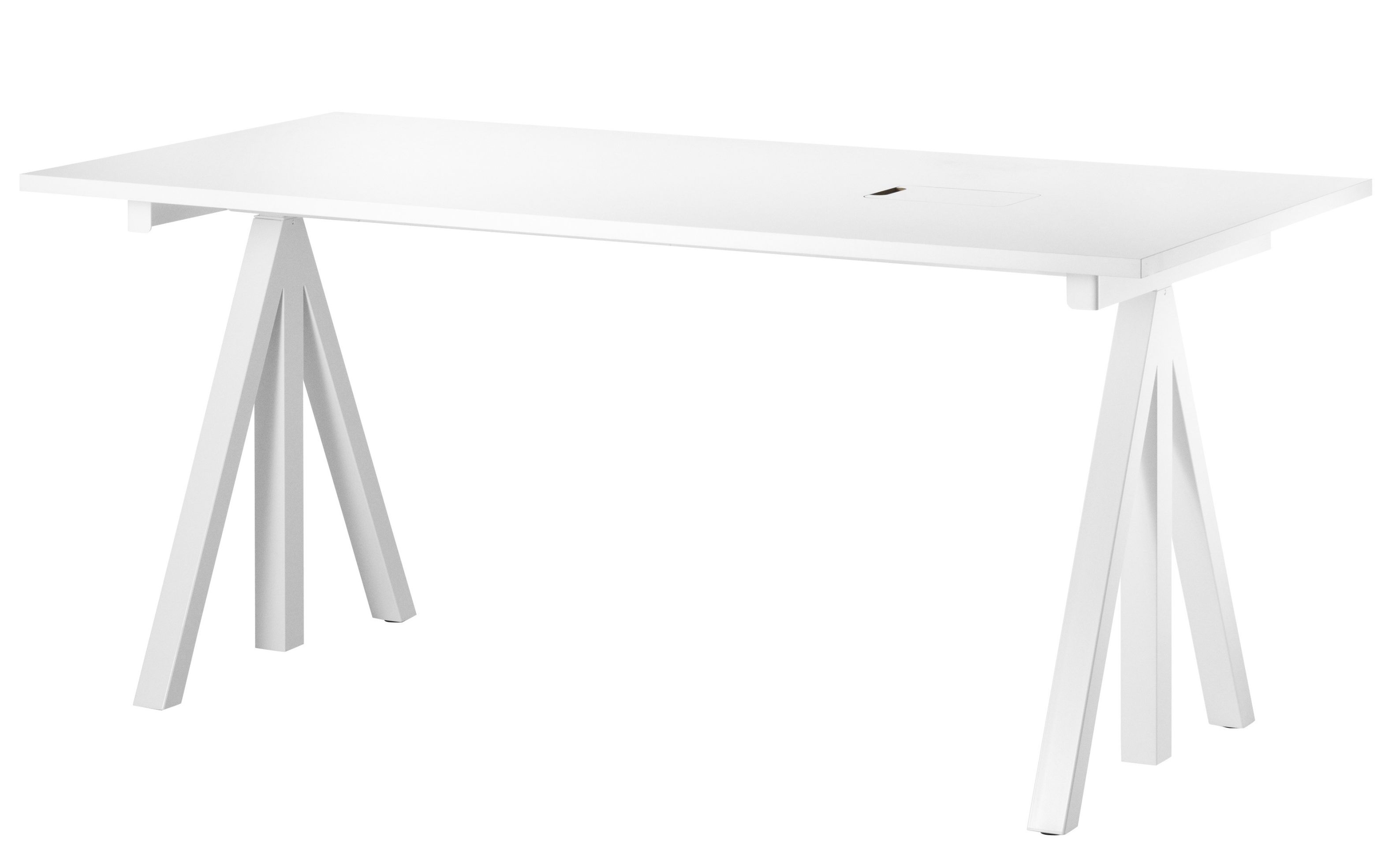 Weißer Schreibtisch von String Furniture mit minimalistischem Design und Kabeldurchlass für modernes Homeoffice.