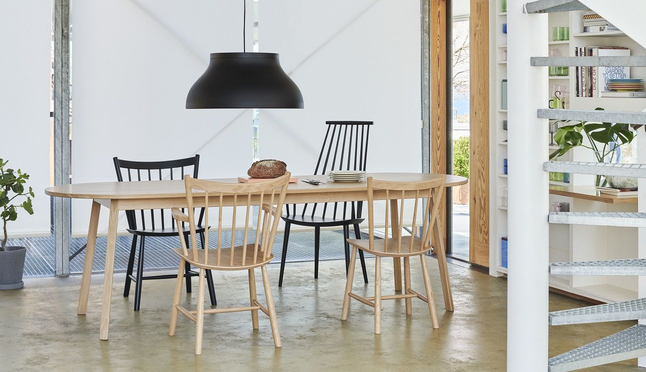 Esszimmer mit ovalem Holztisch und Hay J41 Stühlen in Natur und Schwarz. Skandinavisches Design.